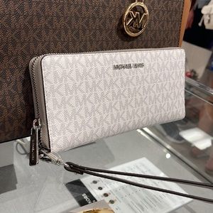 MICHAEL KORS LARGE TRAVEL CONTINENTAL WRISTLET WALLET BRIGHT WHITE SIGNATURE